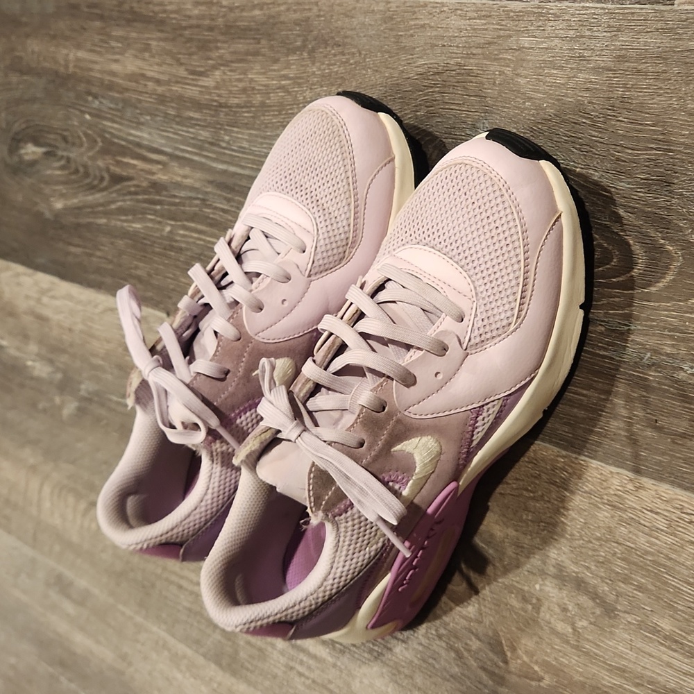 Nike Women's Athletic Shoes in Light Pink and Purple